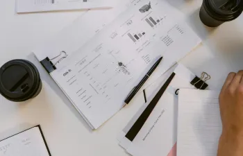 Briefing encima de la mesa