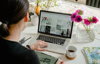Mujer trabajando con ordenador