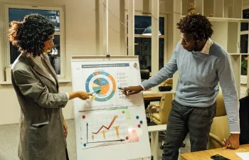 Personas exponiendo plan