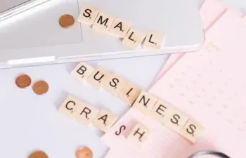 Escritorio con ordenador y letras