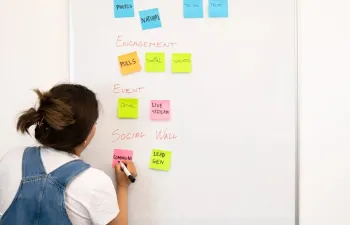 Chica escribiendo pizarra