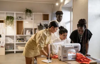 Chicas maquinas de coser