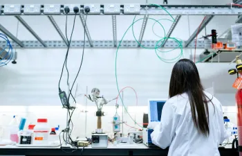 Médica se encuentra en un laboratorio haciendo pruebas