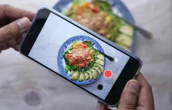 Influencer haciendo una campaña publicitaria de comida