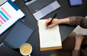 Trabajadores midiendo el resultado de los KPI propuestos