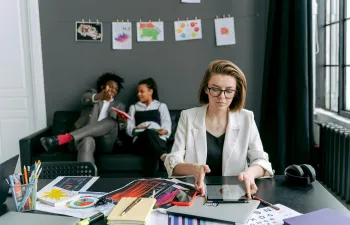 tres trabajadores están en la oficina