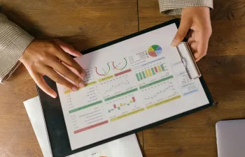 Un informe con gráficas financieras