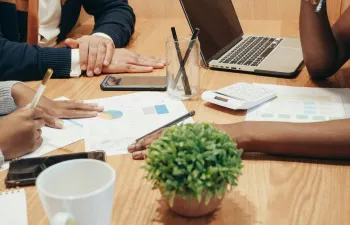 Documentos con gráficas encima de la mesa