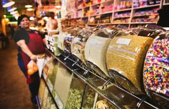 hay muchos cajas transparentes con diferentes especias