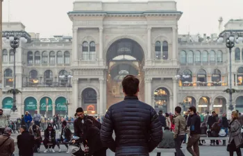 Un turista están observando un monumento