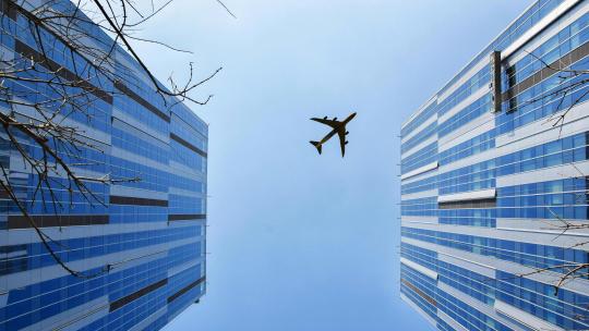 Avión entre edificios