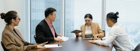 Mesa con personas hablando