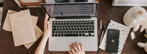 Chica trabajando ordenador