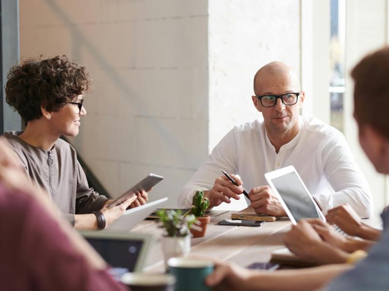 un grupo de trabajadores está charlando encima de una mesa