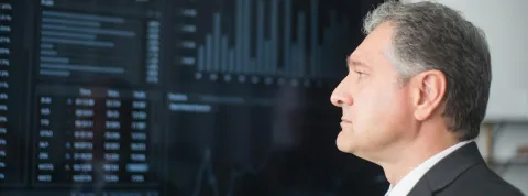 un empresario está observando unas gráficas en su pantalla