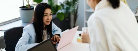 Trabajadores midiendo el resultado de los KPI propuestos