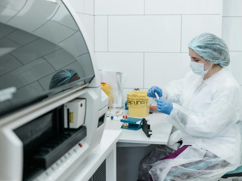 Una investigadora está realizando pruebas en un laboratorio