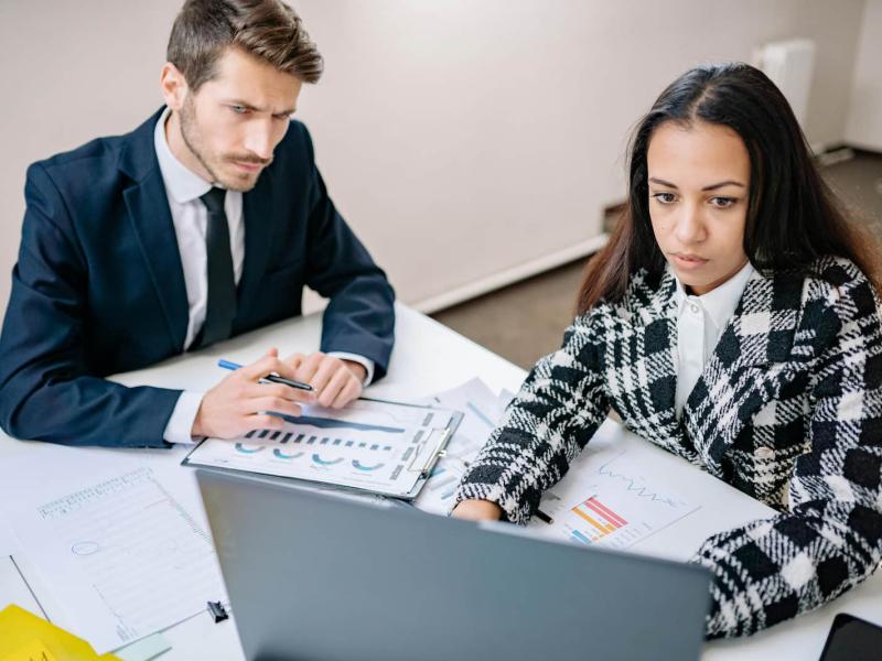 dos trabajadores están comparando gráficas 