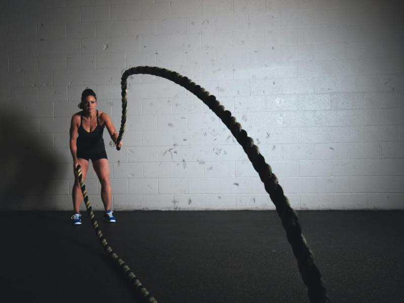 Mujer haciendo deporte con soga