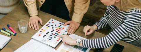 Dos compañeros están eligiendo el color para un logotipo