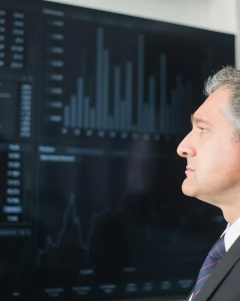 un empresario está observando unas gráficas en su pantalla