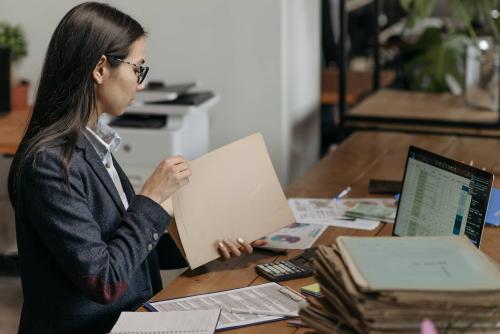 Una empresaria están haciendo leyendo informes en su despacho