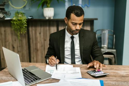 Un empresario están en su despacho realizando cálculos financieros