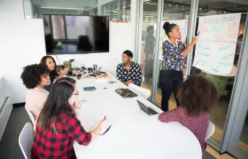 un grupo de trabajo están poniendo en común ideas